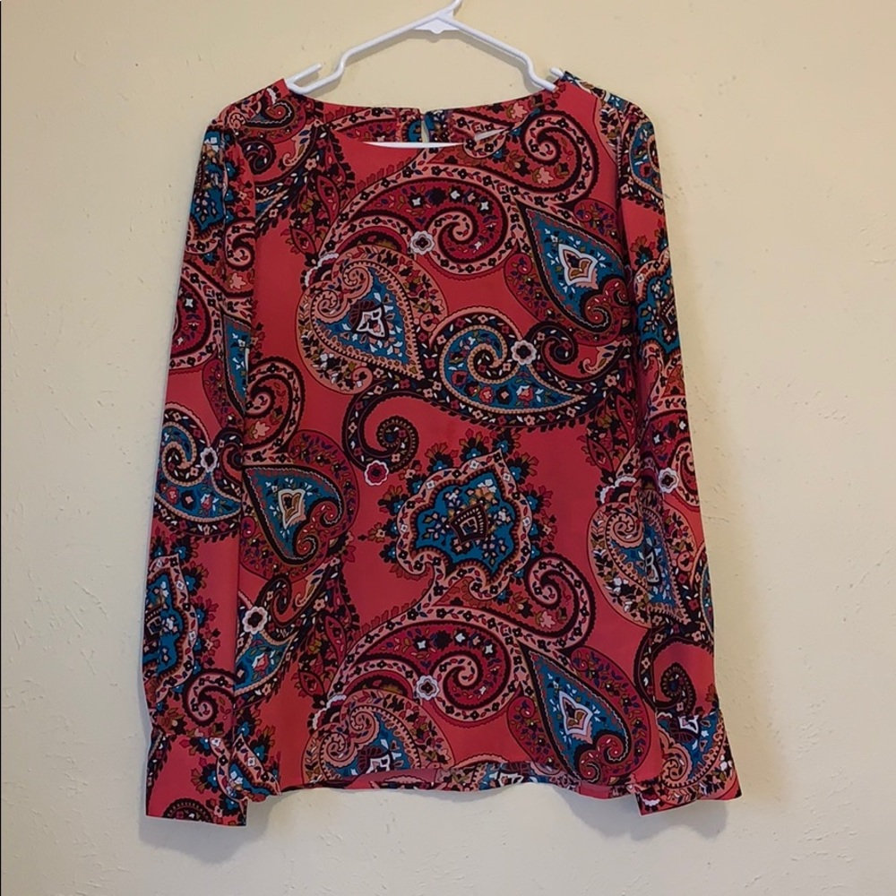 Charming blouse with boatneck and two button back